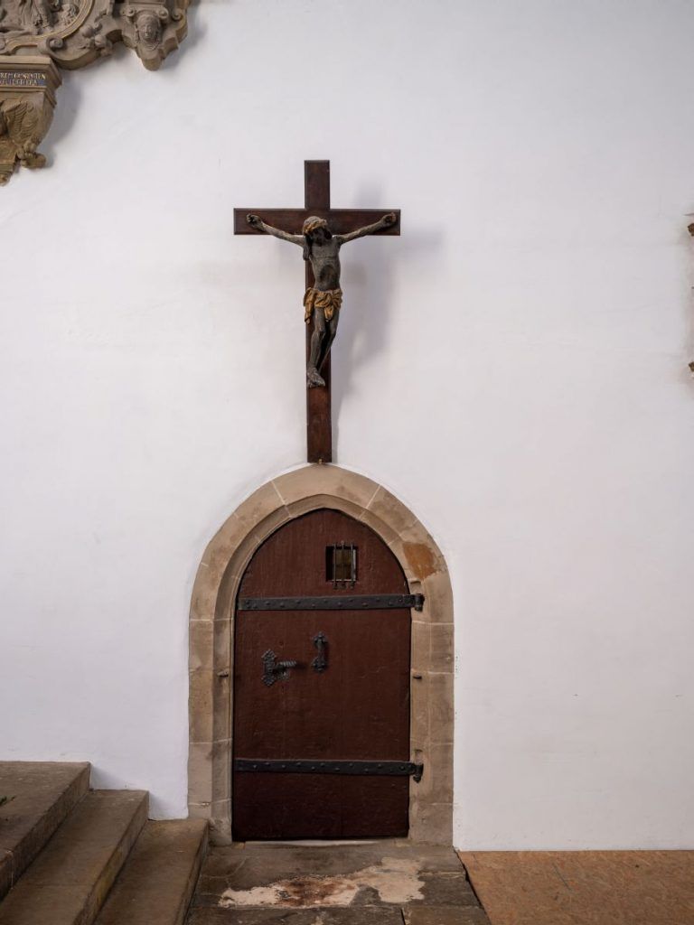Kruzifix über der Sakristeitür