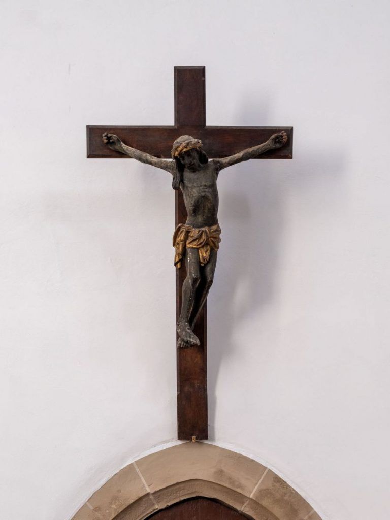Kruzifix über der Sakristeitür