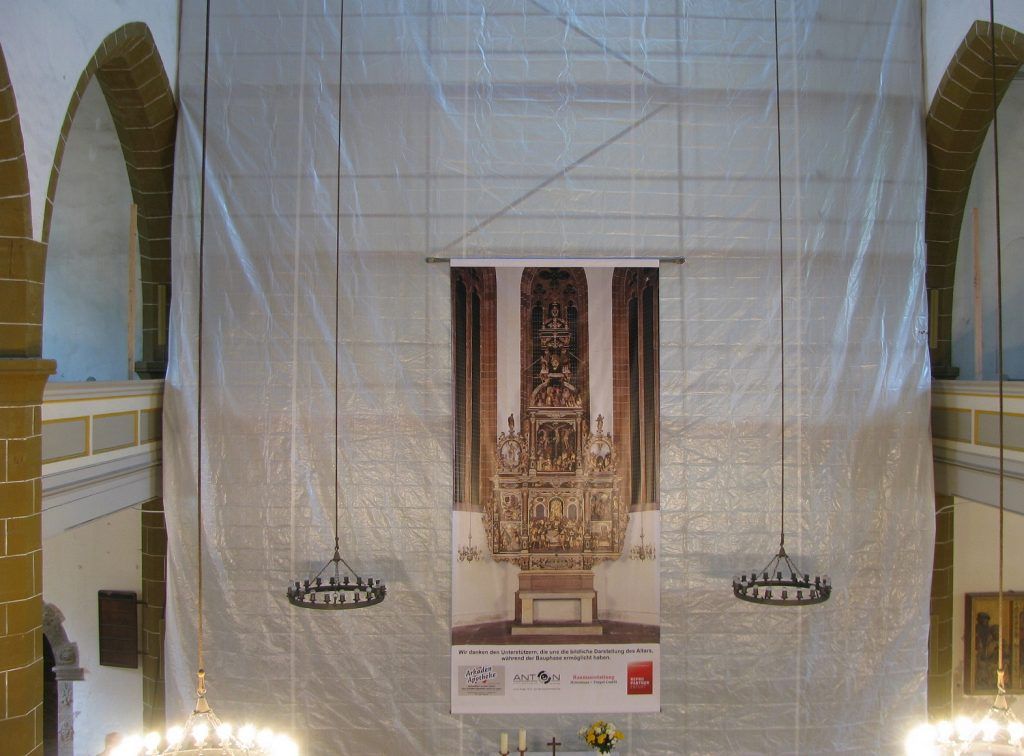Abtrennung Altarraum mit Großbild des Altars