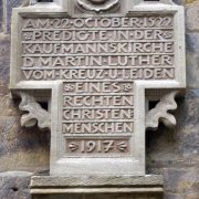 Steinernes Erinnerungskreuz anlässlich der Predigt Martin Luthers in der Kaufmannskirche am 22. Oktober 1522